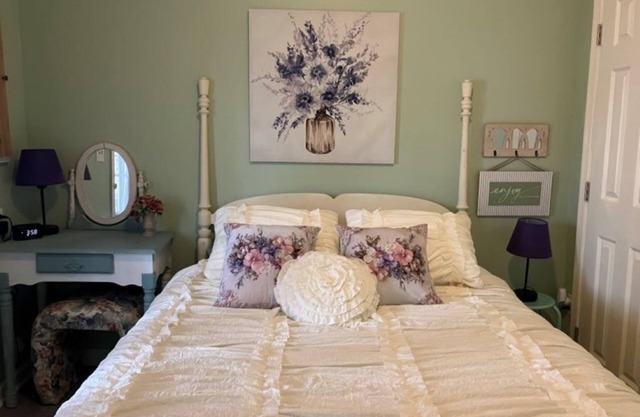 Cozy private ground floor apartment in townhome walking distance to historic HF