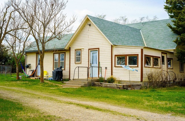Cozy private Lakehouse with prime fishing, hunting, and lake access.