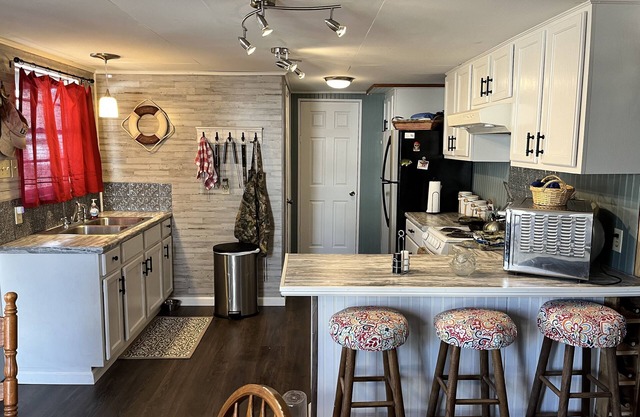 Cozy, private, rustic-modern cabin, a doorway to fine fishing and lake fun!