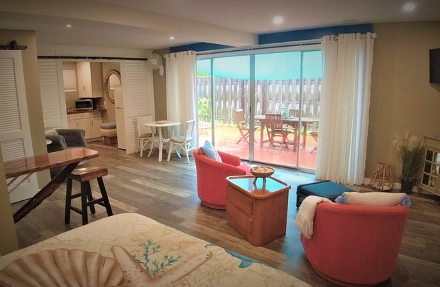 Cozy, private, tropical cottage studio close to beach, stores, and restaurants.