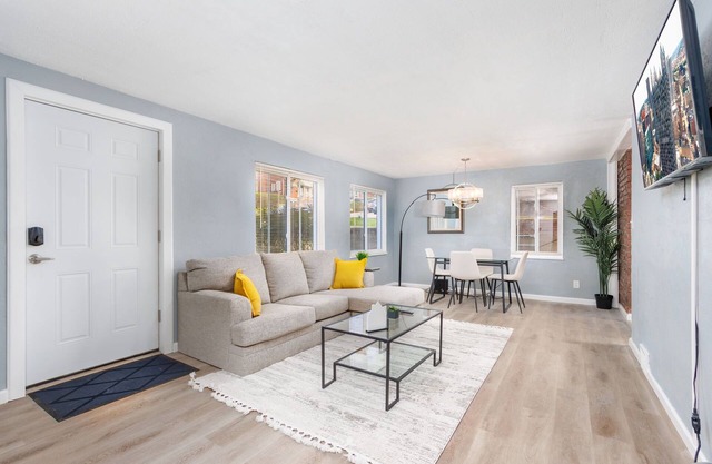 Cozy & Quiet 2-Bedroom Retreat in Pittsburgh with WiFi and Parking