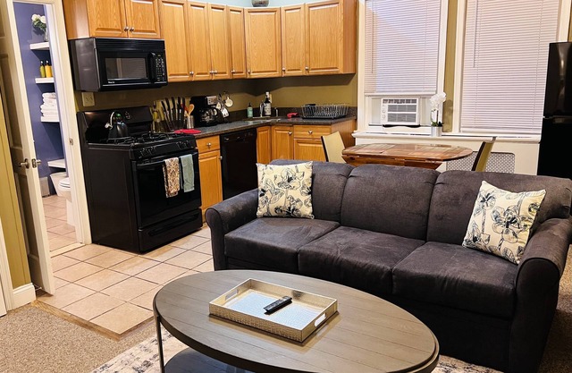 Cozy Quiet Apt in Suburbs - Very Walkable Area