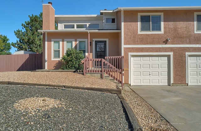Cozy, Quiet, Beautiful Townhome. Great sleep! Patio and grill. Pet Friendly !