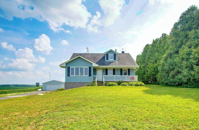 Cozy & Quiet Central City Farmhouse