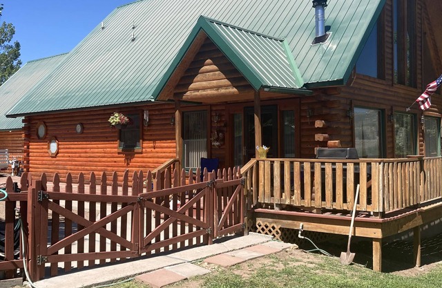 Cozy, Quiet Small Town Log Home. With Beautiful Mountain View.