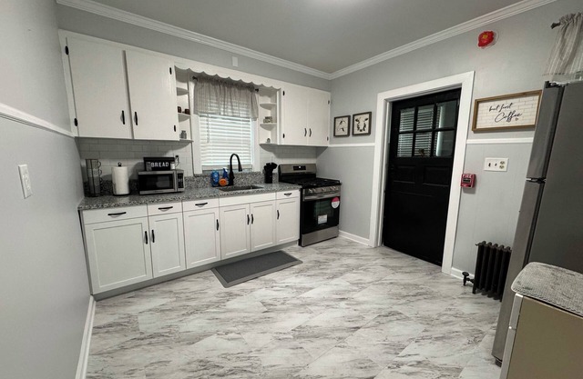 Cozy remodeled apartment close to major highways