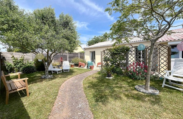 Cozy Renovated Beach House, 300m to Shore, Garden Terrace, Near Shops & Attractions