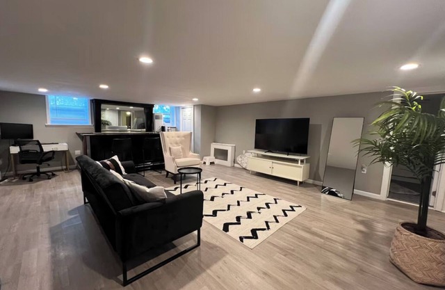 Cozy renovated 2 bedroom basement unit !