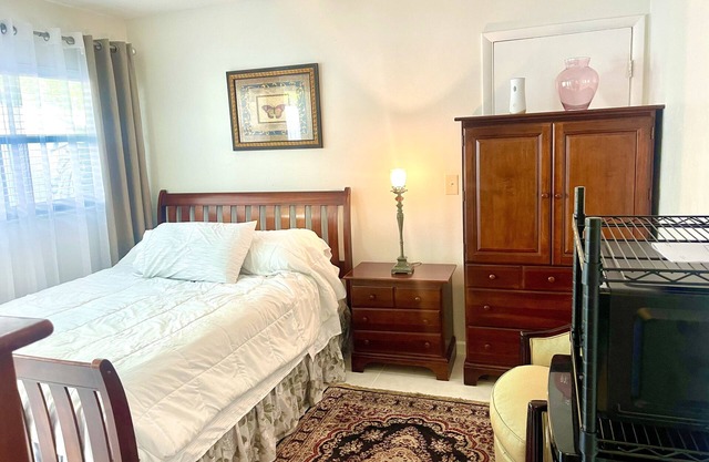 Cozy Renovated Efficiency in Pompano Beach!