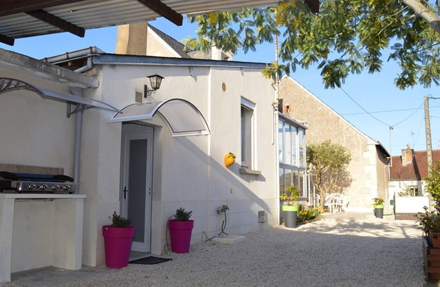 Cozy Retreat Between City and Countryside with Garden, Near Tours Attractions