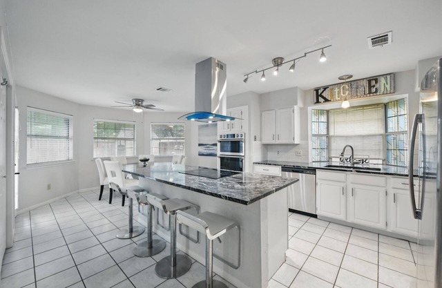 Cozy Retreat in Flower Mound with game room and pool near Legoland/SeaLife