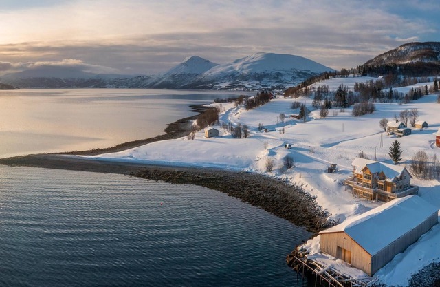 Cozy retreat with amazing northern light view right outside your window!