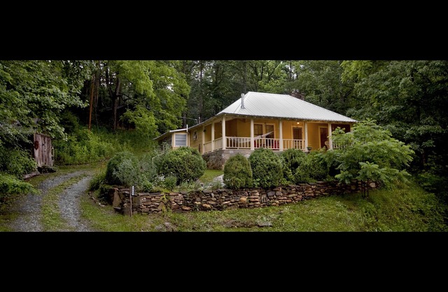 Cozy Retreat Nestled in the Mountains-Whispering Creek Cottage