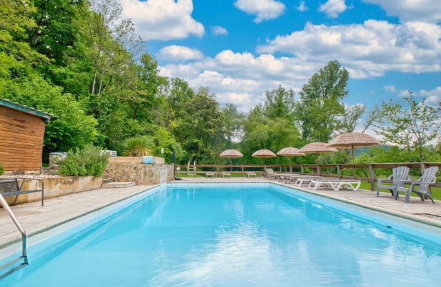 Cozy retreat with terrace & heated pool – Relaxing stay in Dordogne