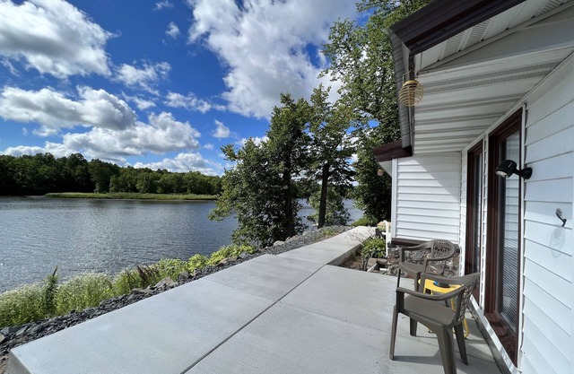 Cozy River Cottage on the Old Abe Chippewa River.