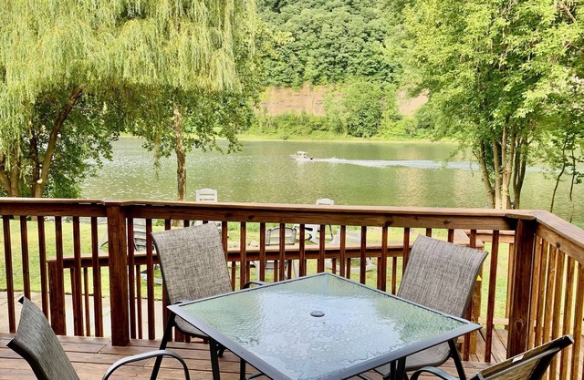 Cozy River Retreat-Gorgeous river views!