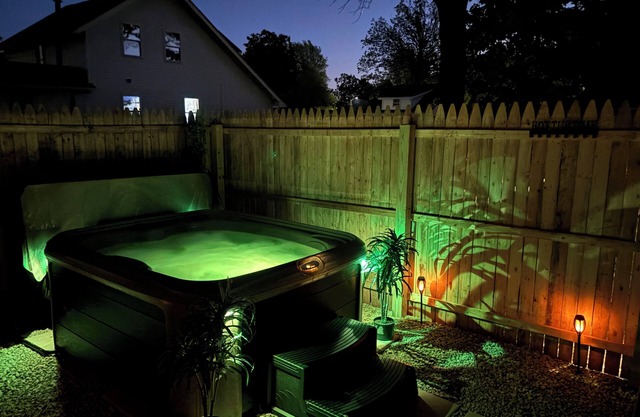 Cozy Romantic Beachy Bungalow with Relaxing Hot Tub-3 min walk to Lake Erie