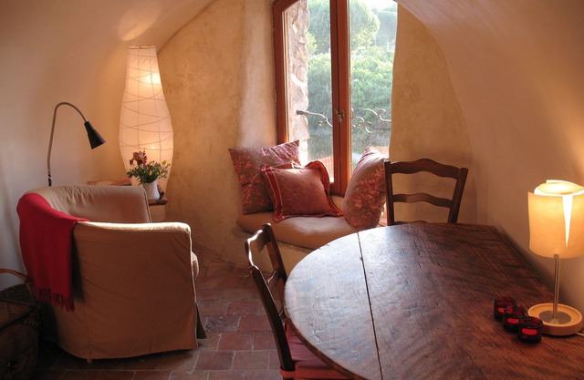Cozy Romantic Hideaway with River View In Medieval Village