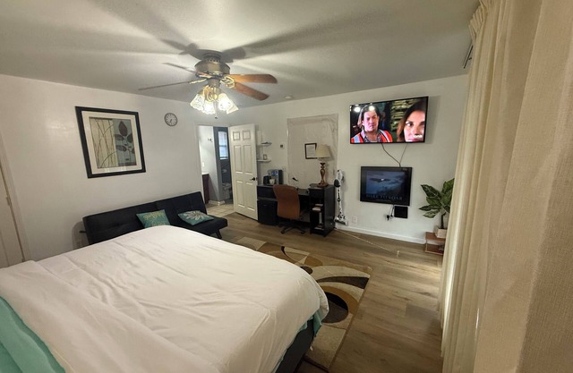 Cozy Room apartment in a quiet neighborhood wt King Size bed, Wifi n' smart Tv