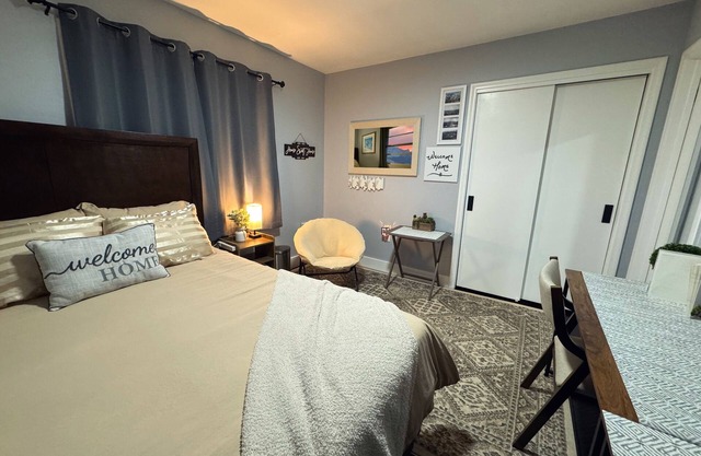 Cozy Room in Historic Downtown - cat home