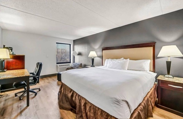 "Cozy Rooms with WiFi, Fitness Room & On-Site Restaurant/Bar in Schaumburg "