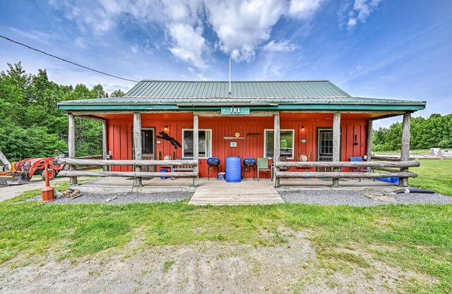 Cozy rustic cabin with WiFi in charming Solon