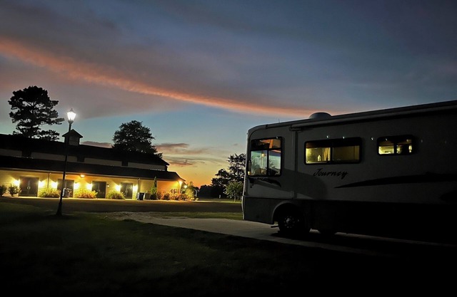 Cozy RV with AC located in Ocean Springs - Biloxi Casinos nearby.