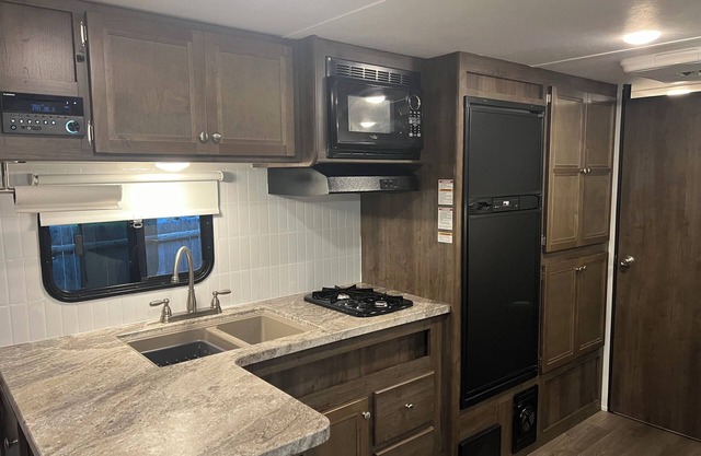 Cozy RVnB with 1 bedroom and WiFi, AC in Southshore