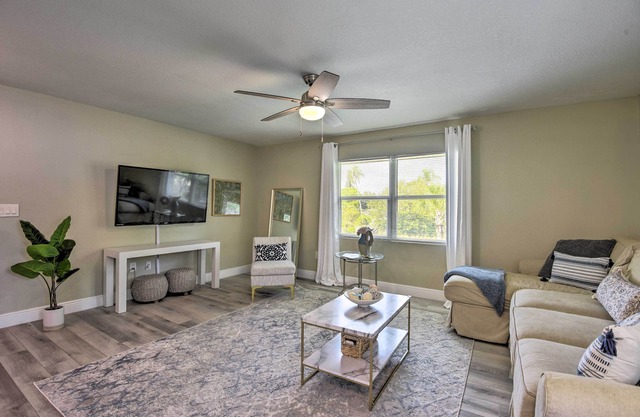 Cozy Sarasota Retreat - 3 Blocks to the Coast!