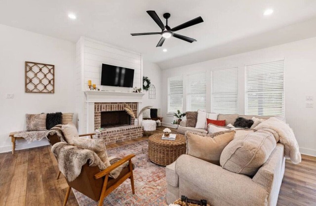 Cozy, sassy & fun! NEW modern farmhouse!