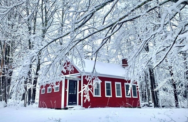 Cozy Schoolhouse in charming Sandwich with WiFi, AC