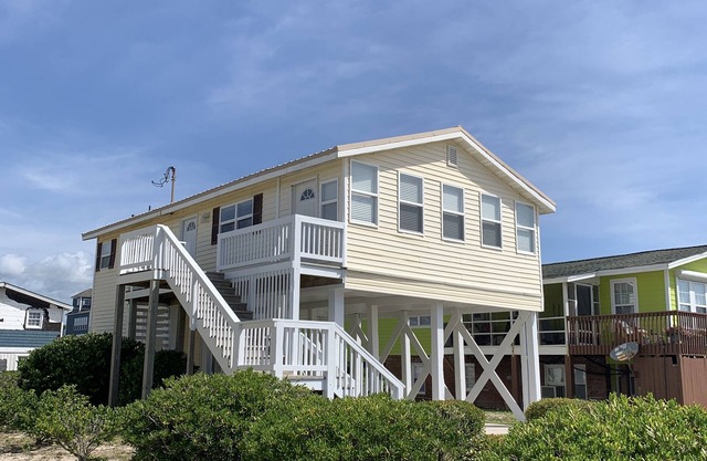 Cozy, Sea View Cottage just steps away from the ocean!