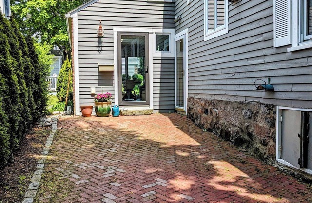 Cozy Seaside studio in charming Marblehead with AC, WiFi. Short walk to downtown