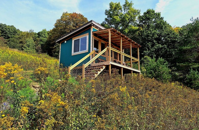 "Cozy Secluded Tiny House with Mountain Views, Short Walk from Parking"