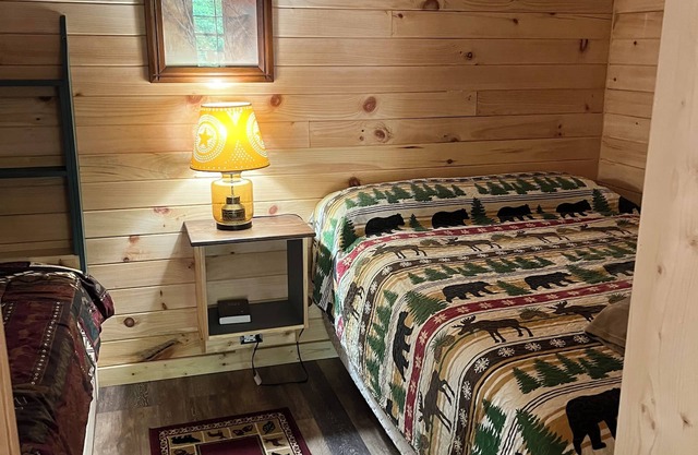 Cozy serene cabin,Away from it all yet close to everything.