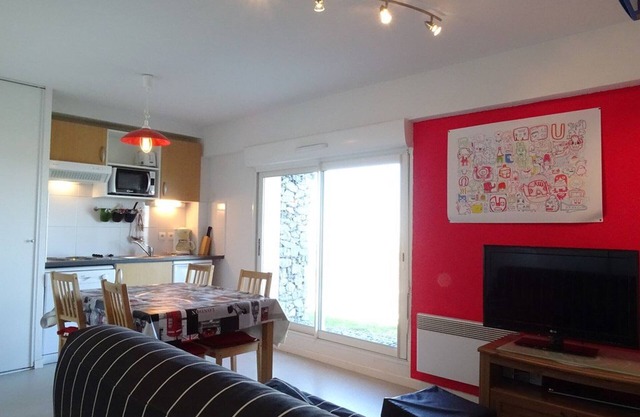 Cozy Ski-In/Ski-Out Apt, Sleeps 6, Mountain Views, Free Parking, Ski Locker, TV, Dishwasher