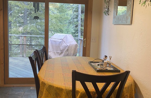 Cozy Ski retreat- South Lake Tahoe area. Off Pioneer Road