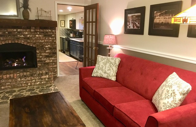 Cozy & Spacious Guest Suite in Beautiful, Quiet Neighborhood