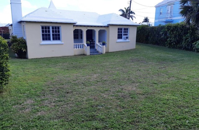 Cozy stand alone cottage with Bermuda Character