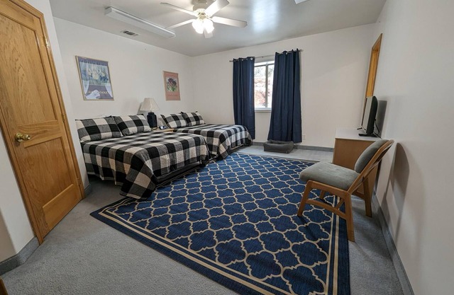 Cozy Stay in Cabin, Pet Friendly! - Room 110