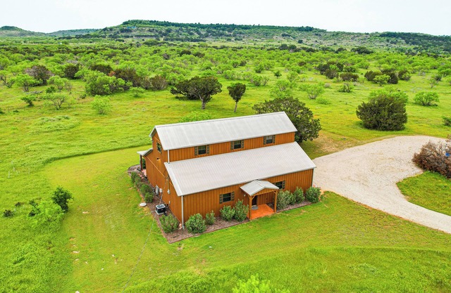 Cozy Strawn Cabin w/Pool Access - Near Lake!