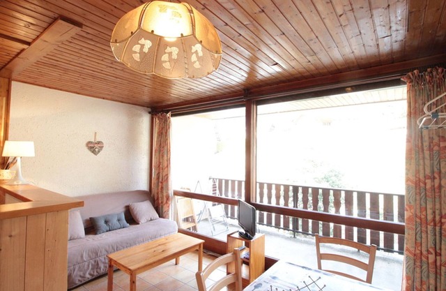 Cozy Studio for 4 in Village Center, Near Ski Lifts, Shops, and Amenities