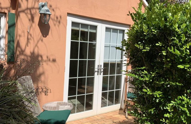 Cozy Studio Apt Devonshire, near Botanical Gardens and Close to town