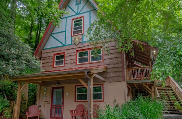 Cozy Studio Cabin #11 - Sleeps 4 - Full kitchen + fireplace - between Boone & Blowing Rock NC