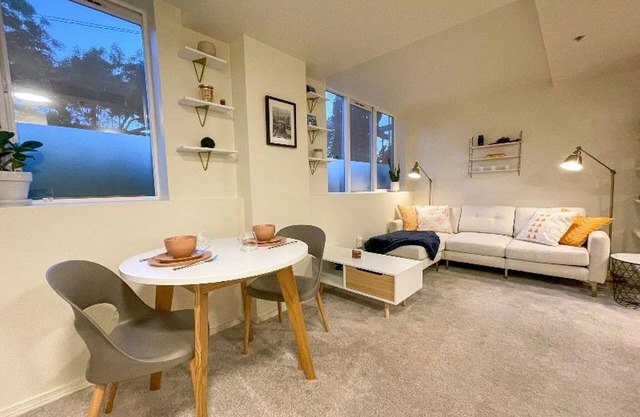 Cozy Studio condo in the Leschi neighborhood