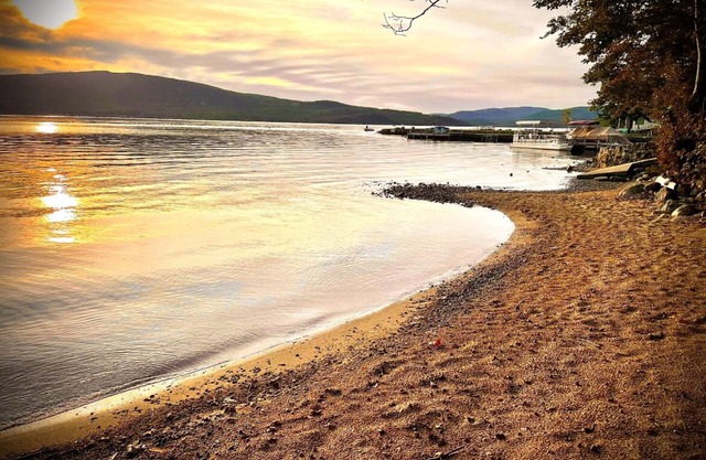 Cozy Studio Cottage with shared private beach on Newfound Lake