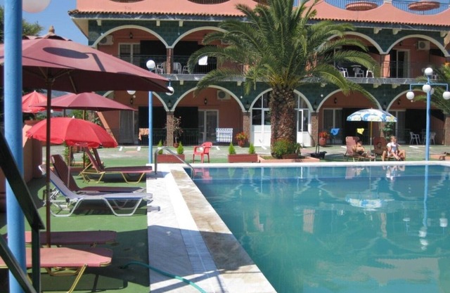 Cozy Studio for 4 with shared Pool Within Easy Reach Of Beaches