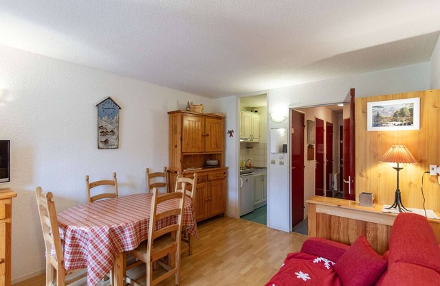Cozy Studio for 5 with South-Facing Balcony in La Mongie