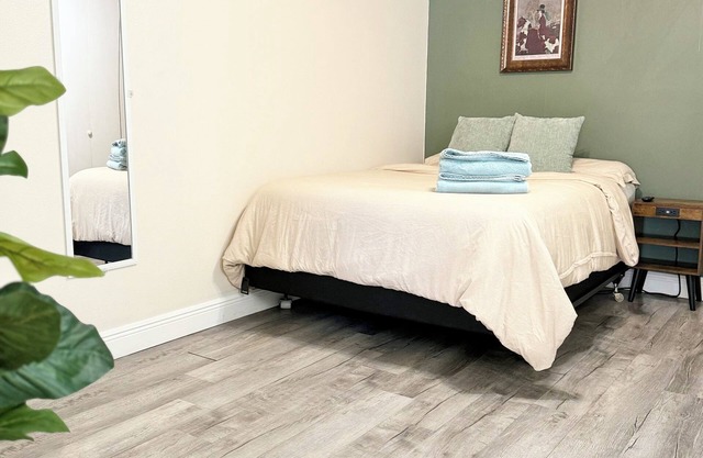 Cozy Studio in Tampa Hideaway Central Near Airport Peaceful Stay Netflix Disney+