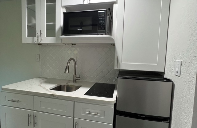Cozy Studio minutes away from theme park, less than 5 miles from major highways